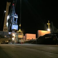 Porto d'Ancona, sbarco notturno di carbone - Port of Ancona, coal discharge by night